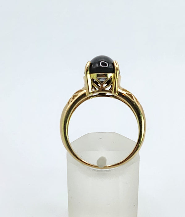 573 Vintage: 9ct Yellow Gold Cabochon Black Spinel Celtic Openwork Ring