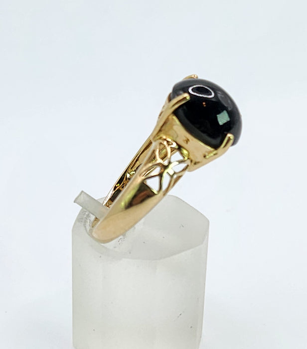 573 Vintage: 9ct Yellow Gold Cabochon Black Spinel Celtic Openwork Ring
