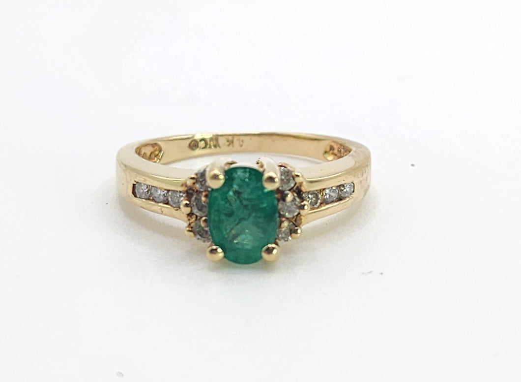 1609: Vintage: 14ct Gold Emerald Diamonds Ring- petite, sparkling and cute