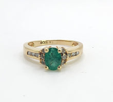 Load image into Gallery viewer, 1609: Vintage: 14ct Gold Emerald Diamonds Ring- petite, sparkling and cute
