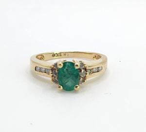 1609: Vintage: 14ct Gold Emerald Diamonds Ring- petite, sparkling and cute