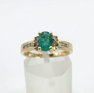1609: Vintage: 14ct Gold Emerald Diamonds Ring- petite, sparkling and cute