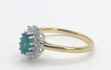 Load image into Gallery viewer, 1680: Vintage; 18ct Gold Emerald Diamonds Daisy Flowerhead Ring- delightful

