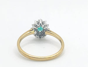 1680: Vintage; 18ct Gold Emerald Diamonds Daisy Flowerhead Ring- delightful