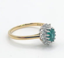 Load image into Gallery viewer, 1680: Vintage; 18ct Gold Emerald Diamonds Daisy Flowerhead Ring- delightful

