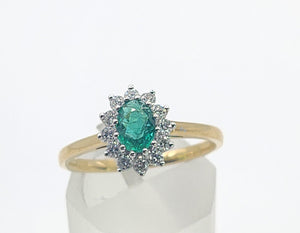 1680: Vintage; 18ct Gold Emerald Diamonds Daisy Flowerhead Ring- delightful
