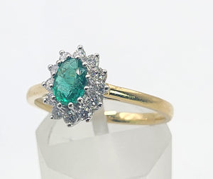 1680: Vintage; 18ct Gold Emerald Diamonds Daisy Flowerhead Ring- delightful