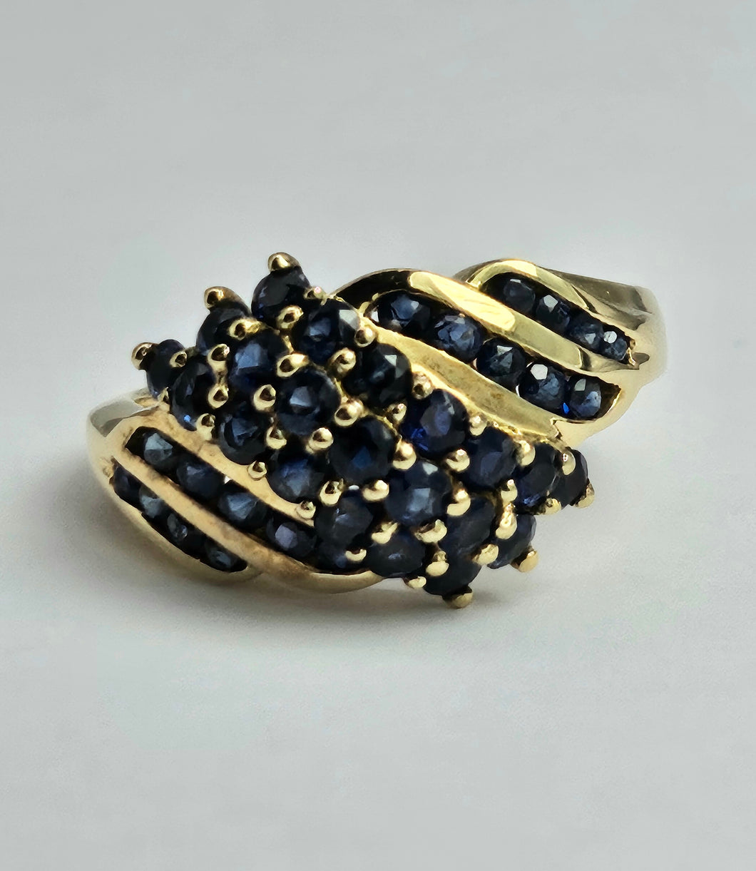 1746: Vintage: 9ct Gold 39 Blue Sapphires Statement Cocktail Ring- total eye catcher