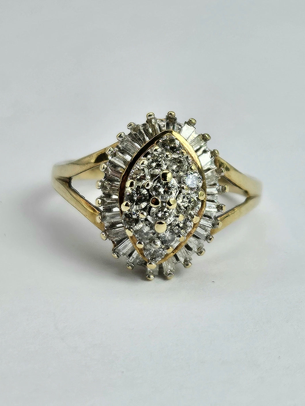 1751: Vintage: 9ct Gold 38 Diamonds (Baguette &  Round Cut) - natural, sparkling beauty