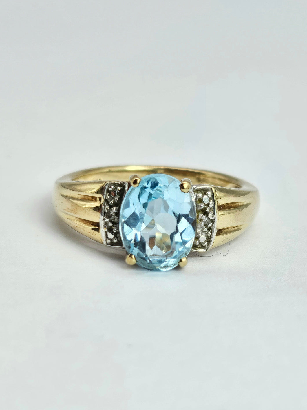 1753: Vintage; 9ct Gold Large Swiss Blue Topaz Cocktail Ting- lovely cut an colour