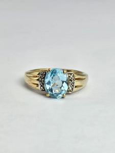 1753: Vintage; 9ct Gold Large Swiss Blue Topaz Cocktail Ting- lovely cut an colour