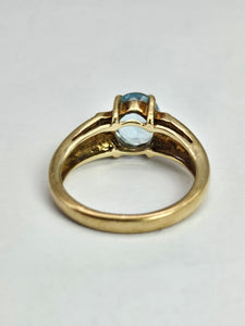 1753: Vintage; 9ct Gold Large Swiss Blue Topaz Cocktail Ting- lovely cut an colour