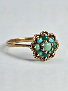 1505: Vintage: 9ct Gold Petite Turquoise Daisy Ring - Flower Power- From 1970