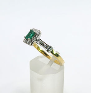 1723: Vintage: 18ct Gold Emerald 32 Diamonds Dress Ring- elegant eye candy