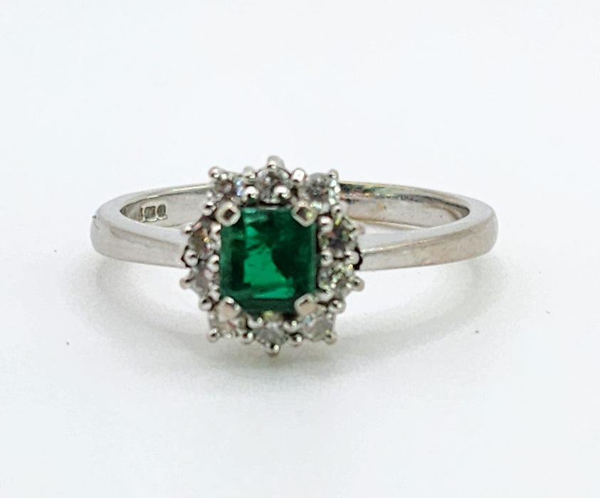 Vintage: 18ct White Gold Emerald & Diamond Daisy Cluster Ring