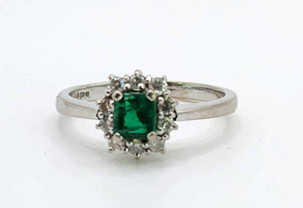 Vintage: 18ct White Gold Emerald & Diamond Daisy Cluster Ring