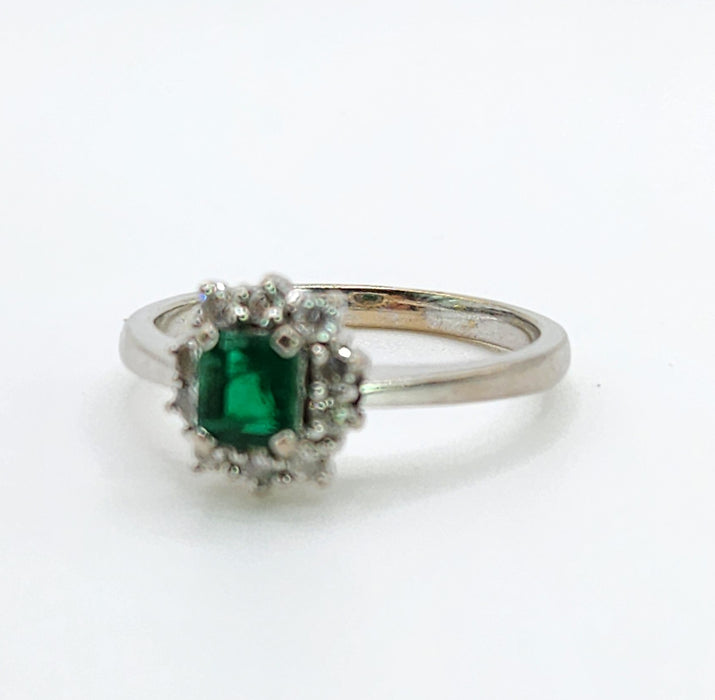 Vintage: 18ct White Gold Emerald & Diamond Daisy Cluster Ring