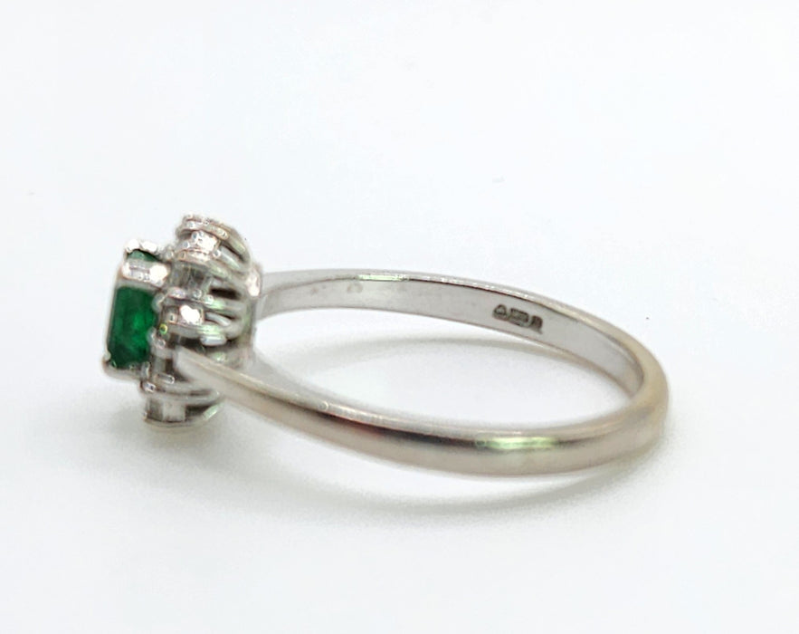Vintage: 18ct White Gold Emerald & Diamond Daisy Cluster Ring