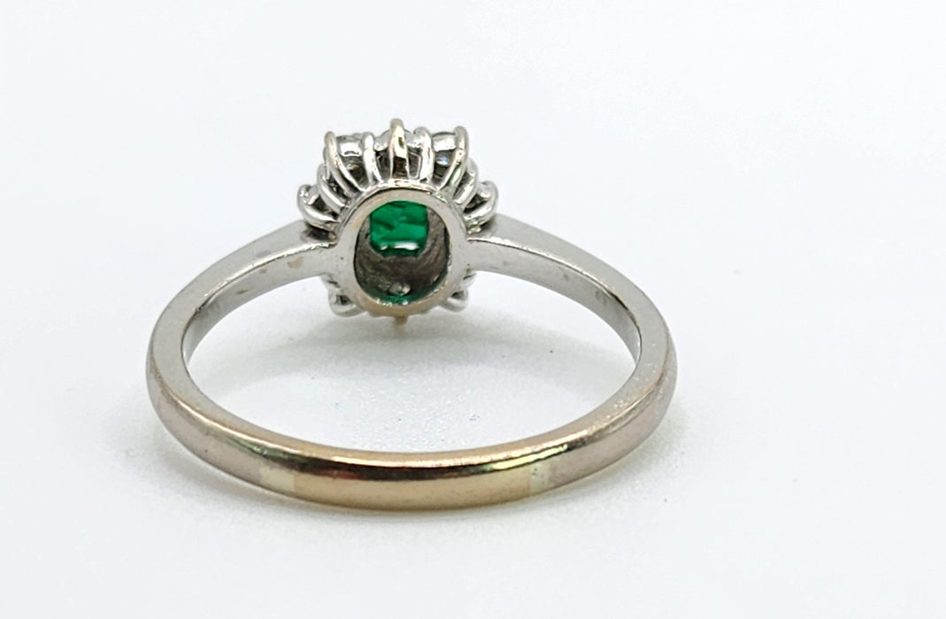 Vintage: 18ct White Gold Emerald & Diamond Daisy Cluster Ring