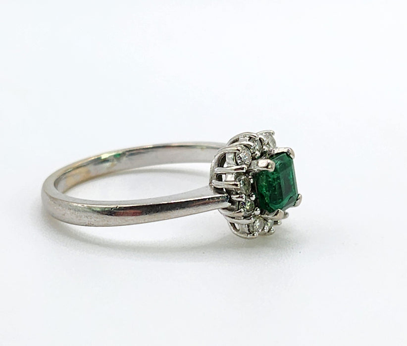 Vintage: 18ct White Gold Emerald & Diamond Daisy Cluster Ring