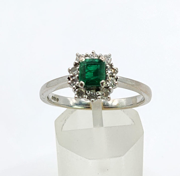 Vintage: 18ct White Gold Emerald & Diamond Daisy Cluster Ring