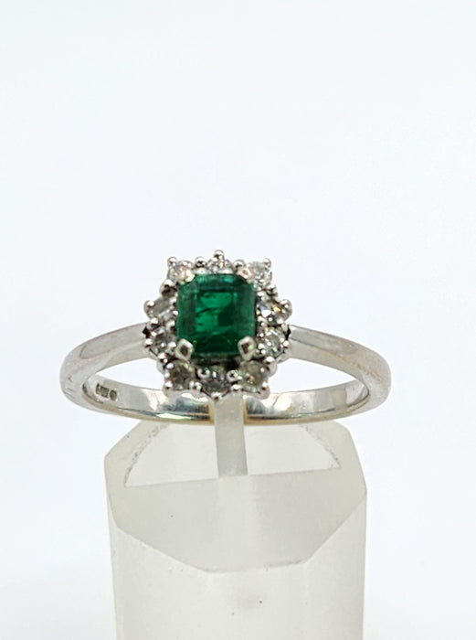 Vintage: 18ct White Gold Emerald & Diamond Daisy Cluster Ring