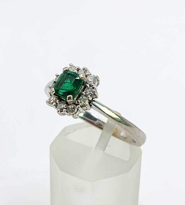Vintage: 18ct White Gold Emerald & Diamond Daisy Cluster Ring