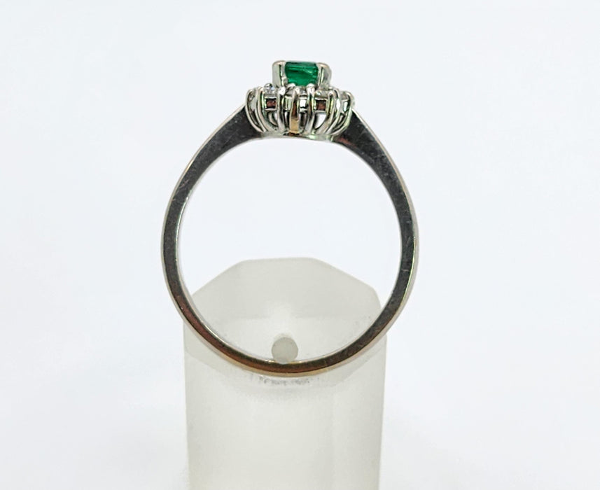Vintage: 18ct White Gold Emerald & Diamond Daisy Cluster Ring