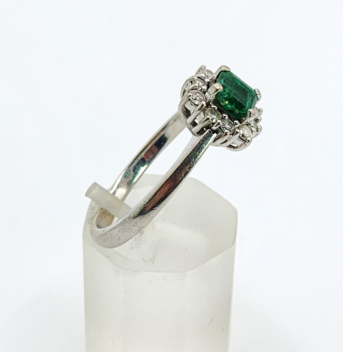 Vintage: 18ct White Gold Emerald & Diamond Daisy Cluster Ring