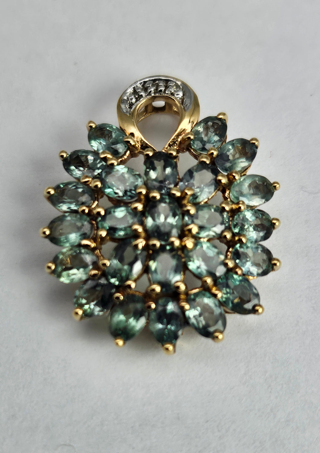 1481: Vintage: 9ct Gold Mint Green Topaz Diamonds Pendant- lovely combination