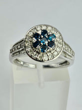 Cargar imagen en el visor de la galería, 1738: Vintage: 9ct White Gold Cornflower Blue Sapphires Diamonds Encrusted Dress Ring

