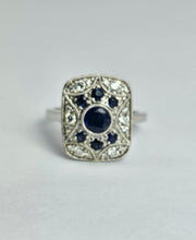 Cargar imagen en el visor de la galería, 1804: Vintage: 18ct White Gold Blue Sapphires Diamonds Panel Ring- Stylish Art Deco
