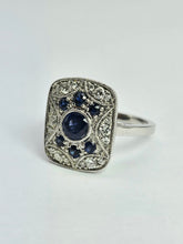 Cargar imagen en el visor de la galería, 1804: Vintage: 18ct White Gold Blue Sapphires Diamonds Panel Ring- Stylish Art Deco
