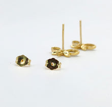 Cargar imagen en el visor de la galería, 1531: Vintage: 18ct Gold Dragonfly Stud Earrings- cute creation
