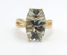 Cargar imagen en el visor de la galería, 1640: Vintage: 9ct Gold Cushion Cut Mint Green Quartz Cocktail Ring- extraordinary
