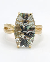 Cargar imagen en el visor de la galería, 1640: Vintage: 9ct Gold Cushion Cut Mint Green Quartz Cocktail Ring- extraordinary
