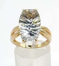Cargar imagen en el visor de la galería, 1640: Vintage: 9ct Gold Cushion Cut Mint Green Quartz Cocktail Ring- extraordinary
