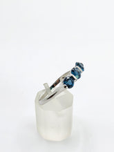 Cargar imagen en el visor de la galería, 0964: Vintage: Rare 9ct White Gold London Blue Round Cut Topaz Trilogy- a beauty

