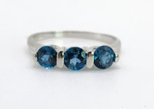 Cargar imagen en el visor de la galería, 0964: Vintage: Rare 9ct White Gold London Blue Round Cut Topaz Trilogy- a beauty
