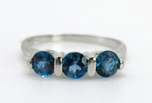 Cargar imagen en el visor de la galería, 0964: Vintage: Rare 9ct White Gold London Blue Round Cut Topaz Trilogy- a beauty
