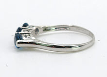 Cargar imagen en el visor de la galería, 0964: Vintage: Rare 9ct White Gold London Blue Round Cut Topaz Trilogy- a beauty
