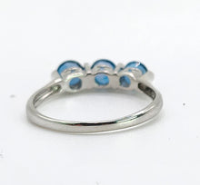 Cargar imagen en el visor de la galería, 0964: Vintage: Rare 9ct White Gold London Blue Round Cut Topaz Trilogy- a beauty
