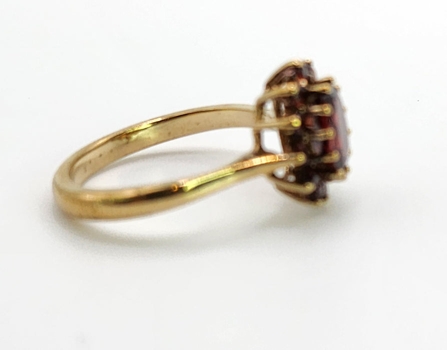 Vintage: 9ct Yellow Gold Almandine Garnet Flowerhead Cluster Ring