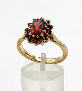 1662: Vintage: 9ct Gold Almandine Garnets Flowerhead Ring- lovely mature colours