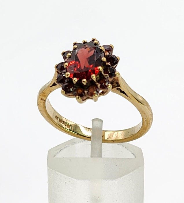Vintage: 9ct Yellow Gold Almandine Garnet Flowerhead Cluster Ring