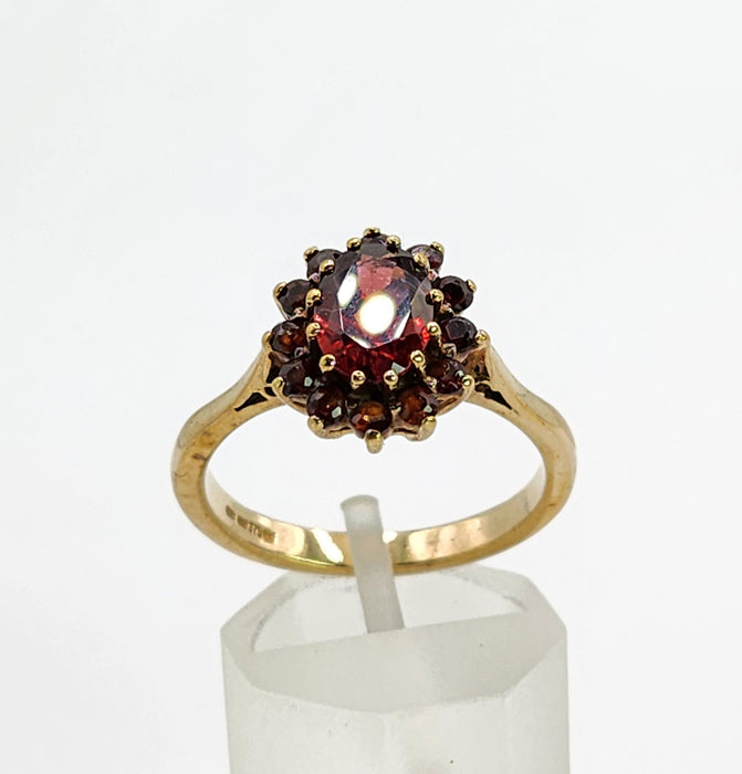 Vintage: 9ct Yellow Gold Almandine Garnet Flowerhead Cluster Ring