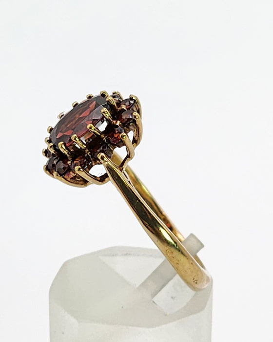 Vintage: 9ct Yellow Gold Almandine Garnet Flowerhead Cluster Ring