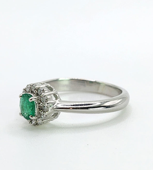 6434: Vintage: 18ct White Gold Emerald 12 Diamonds Ring
