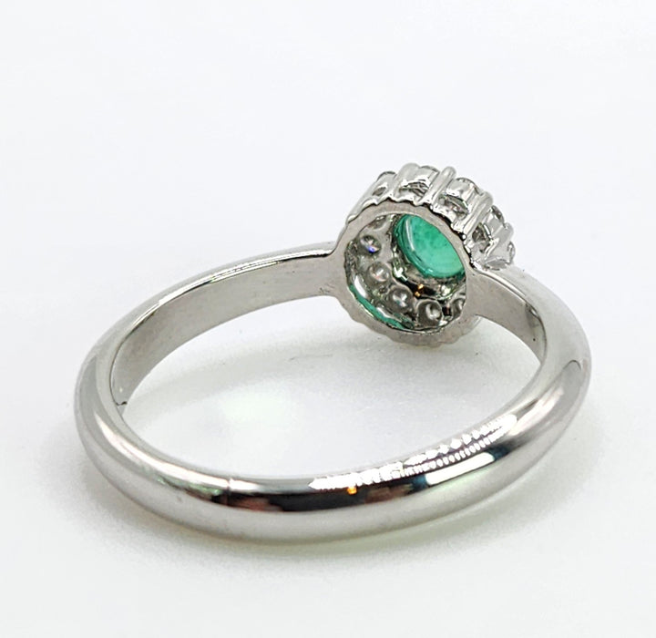 6434: Vintage: 18ct White Gold Emerald 12 Diamonds Ring