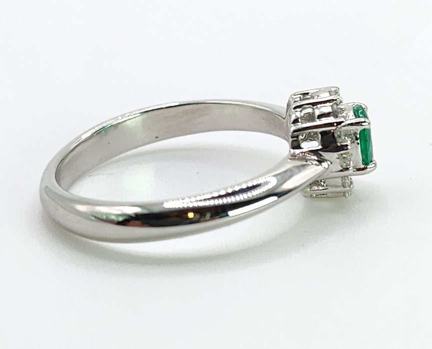 6434: Vintage: 18ct White Gold Emerald 12 Diamonds Ring